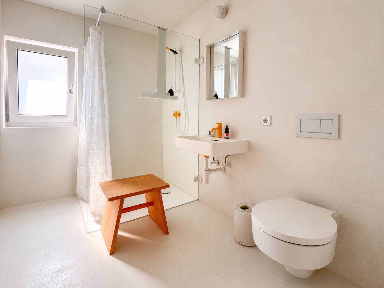 Helles Badezimmer der d’Kammer mit Waschbecken und Dusche