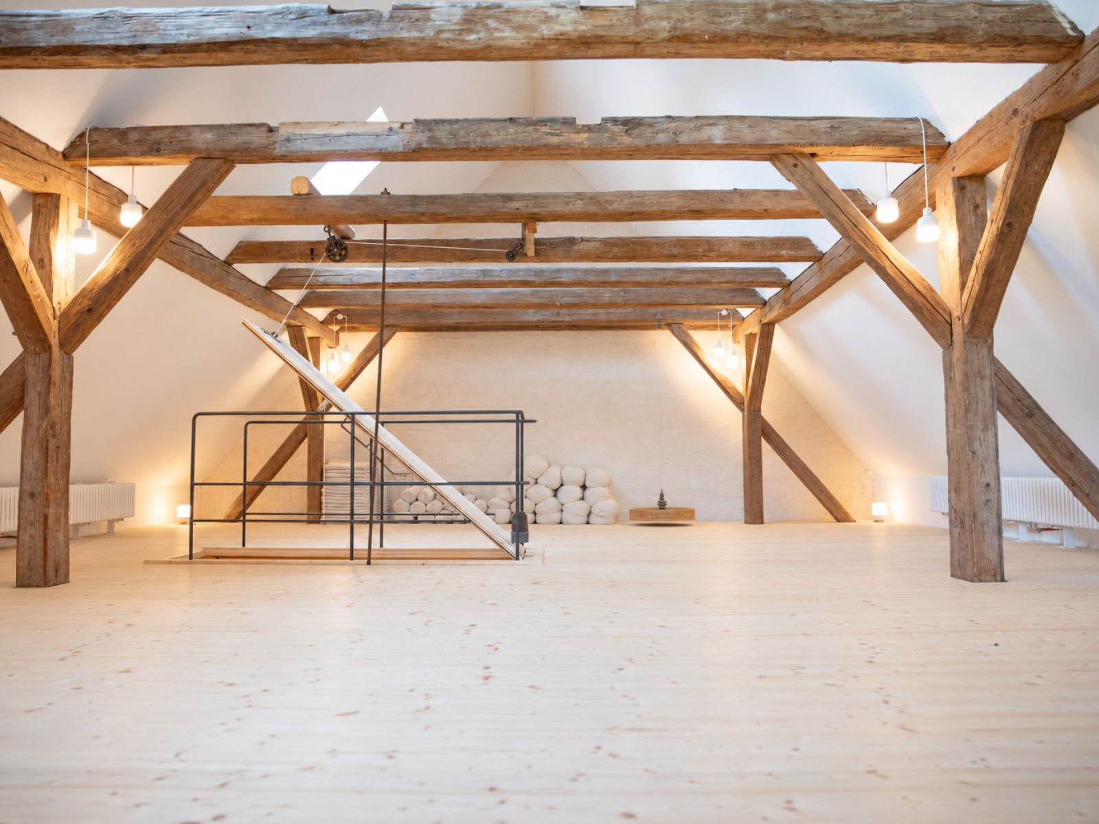 Lichtdurchfluteter Yogaraum Speicher mit sichtbaren Holzbalken