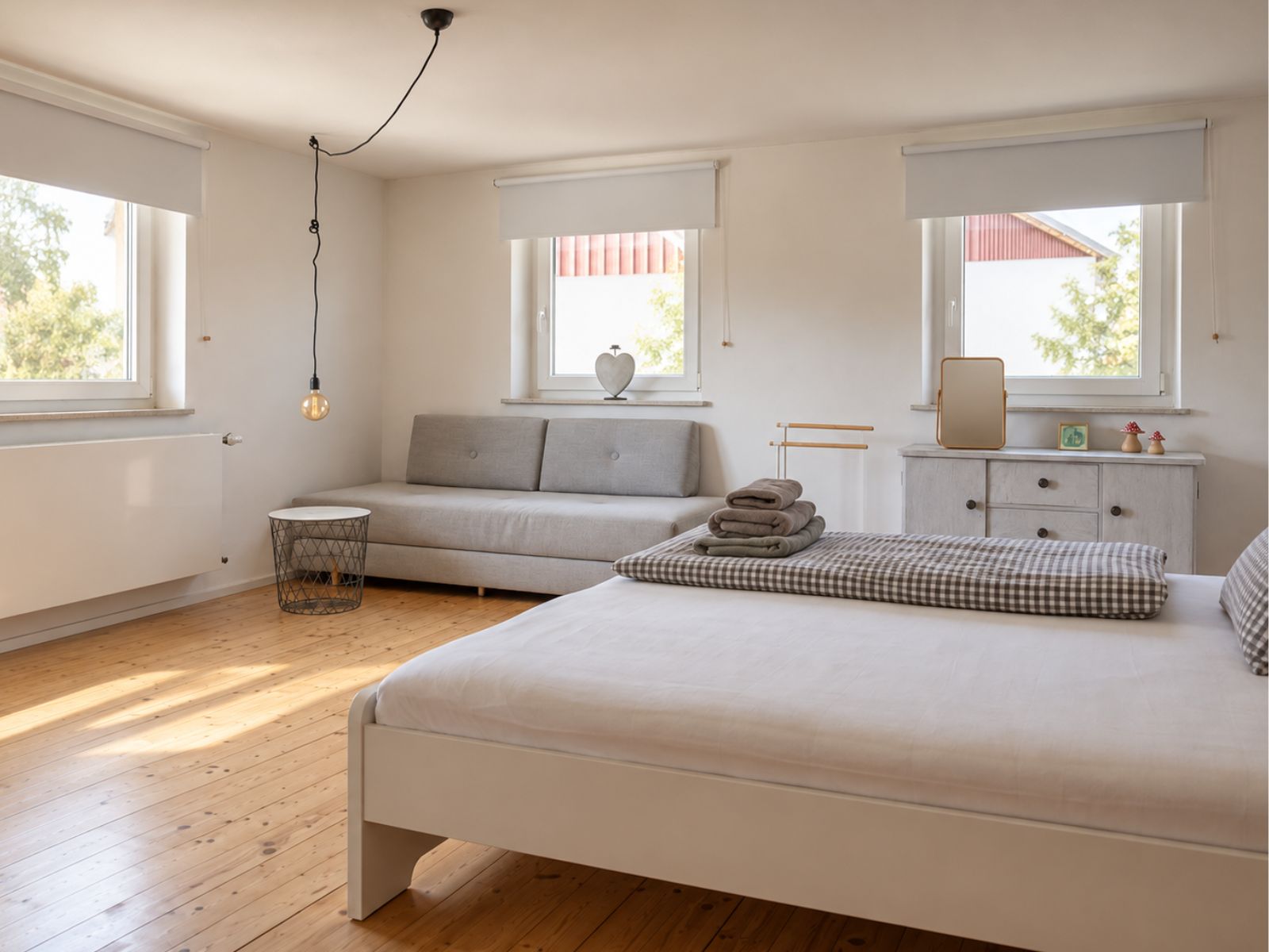 Helles Zimmer der d’Kammer mit Bett und Sitzbereich